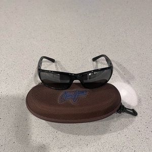 pair of black and grey maui jim stingray (STG-BG)